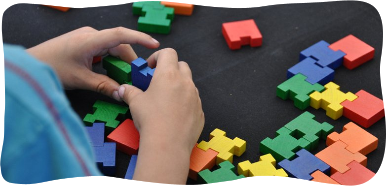 Enfant jouant au puzzle